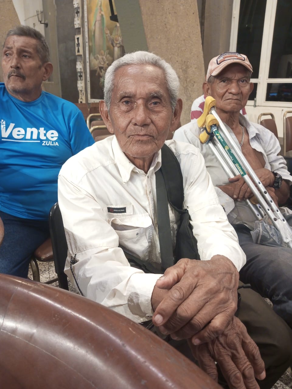 Adultos mayores felices del abrazo y amor que les brindó la Alcaldía de Maracaibo