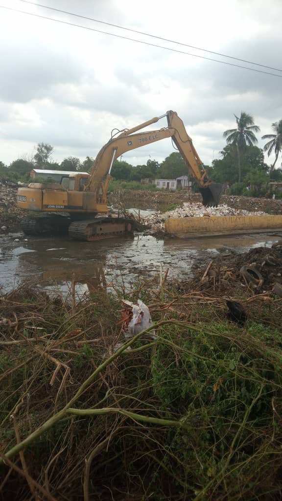 IMAU despliega maquinaria pesada en Puente Espuma para atender contingencia por lluvias