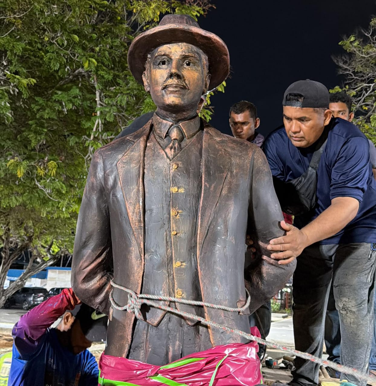 Alcalde Di Martino: La escultura de San José Gregorio llegó a la Facultad de Medicina